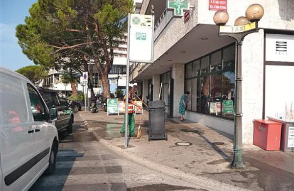 Delavci  so za silo počistili ulico pri parkirišču taksistov, temeljiteje jo bodo oprali v prihodnjih dneh