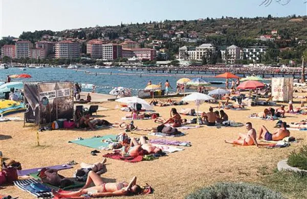 Portoroška plaža naj bi bila konec tedna prizorišče domnevnega posilstva, ki pa ga, kot kaže, ni bilo