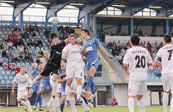V zadnjem medsebojnem dvoboju v novogoriškem športnem parku so Koprčani (v belem) gostitelje ugnali  z 1:0