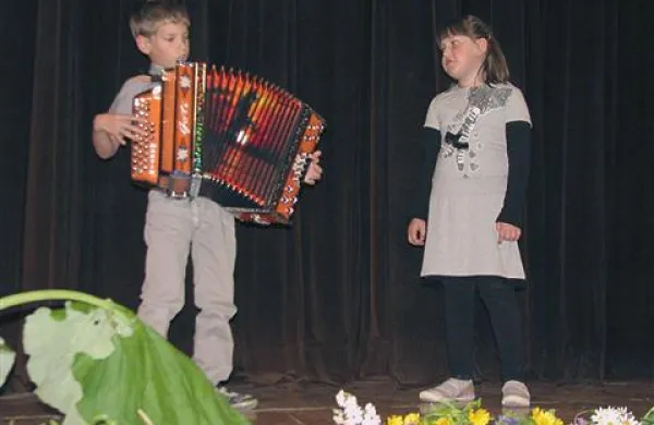 Sedemletna Hana Fatur, violinistka iz Bača, in njen vrstnik, harmonikar na frajtonarci Martin Rojc iz Dolnjega Zemona, najraje preigravata pesmi znanih izvajalcev, pripravila pa sta tudi svoj prvi venček pesmi 