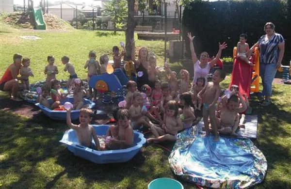  To poletje otroci iz Dornberka gostujejo v Prvačini. In kaj največkrat  počnejo v vrtcu?  Pripravijo si čisto pravo poletno plažo.  