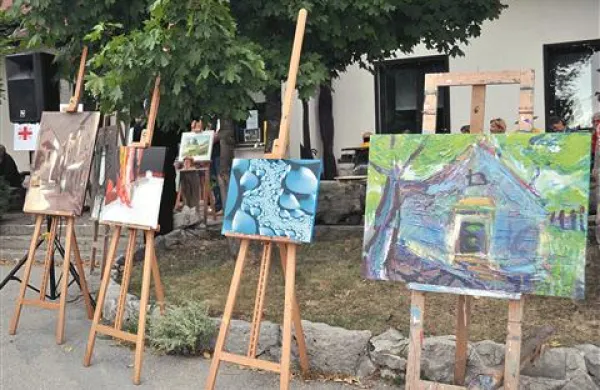 Med nastalimi deli je največ likovnih del na platnu, Bogdan Soban iz Vrtojbe pa je uporabil računalniško tehniko (druga z desne)