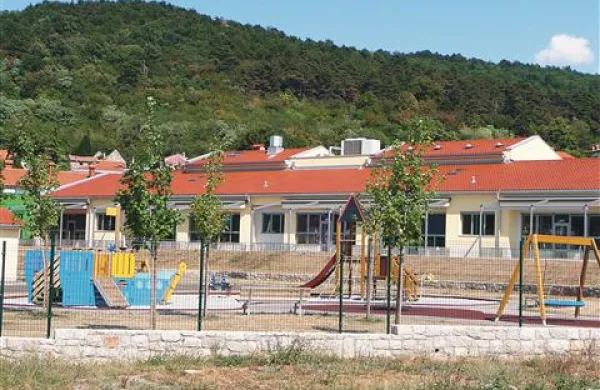 Vrtec v Sežani je  lani zgradil Kraški zidar. Občina mu je podelila stavbno pravico, gradnjo odplačuje z  najemnino in šele po 14 letih  bo stavba last občine. 