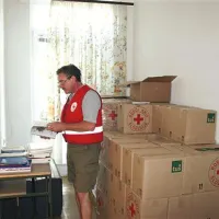 Poleg paketov s hrano s teh dneh v izolskem Rdečem križu zbirajo tudi zvezke, učbenike, torbe ...