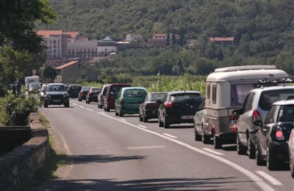 Avgustovska kolona vozil proti mejnemu prehodu Dragonja. Fotografija je iz arhiva