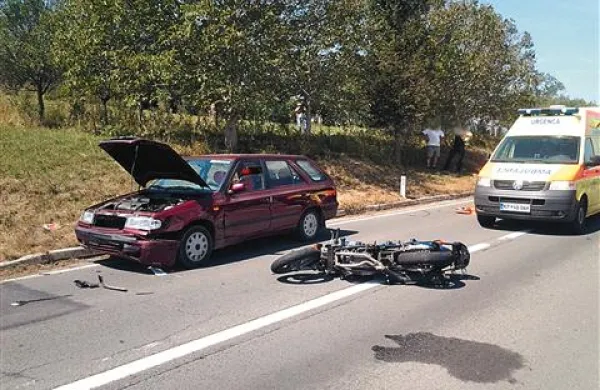 Motoristka je padla še pred trčenjem z avtom