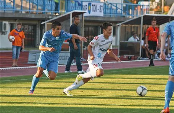 Nogometaši Gorice (v modrem) so premagali Luko Koper z 2:0