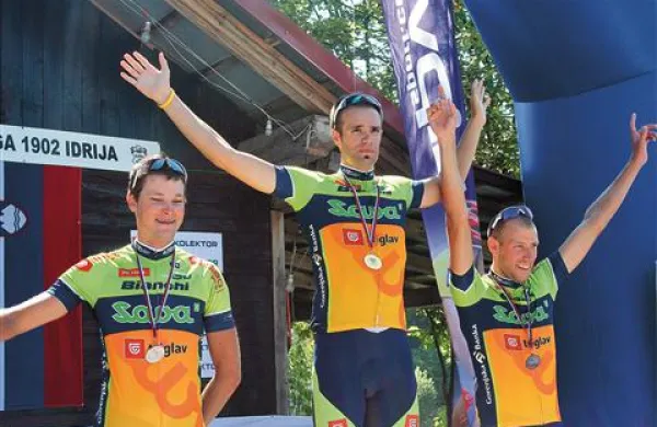 Trije najboljši z  leve: drugouvrščeni  Nik Burjek (začel je  v Slogi Idrija), zmagovalec  Luka Mezgec in tretjeuvrščeni   Vladimir Kerkez (oba Sava)
