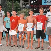 Mostarska olimpijca na divjih vodah Luka Božič (levo) in Sašo Taljat (desno) sta podeljevala priznanja najboljšim najmlajšim skakalcem