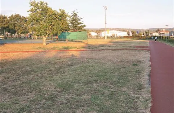 Metališče dolžine približno sto metrov naj bi uredili na južnem robu ŠRC Bonifika, nasproti bencinske črpalke, vzdolž trim steze (območje na fotografiji). V ta namen naj bi izbrisali del teniških igrišč. Ogradili naj bi ga z desetmetrsko ograjo.