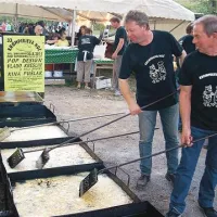 Za cvrtje krompirja so domačini izdelali posebne “friteze” in penovke za pobiranje krompirja 