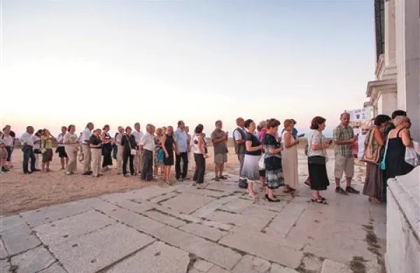 Takole se vila množica pred vhodom v piransko stolnico, kjer so v soboto pripravili uvodni koncert v 11. Tartini festival