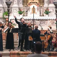 Španski violinist  Roberto Gozales (v sredini), ki je igral na  Tartinijevo violino, in salzburški Ansambel 1756 pod vodstvom Konstantina Hillerja sta pripravila vrhunsko glasbeno predstavo 