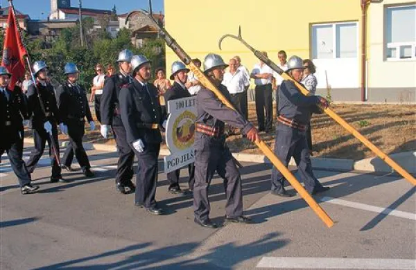 V ospredju gasilske parade so korakali jubilanti, jelšanski gasilci