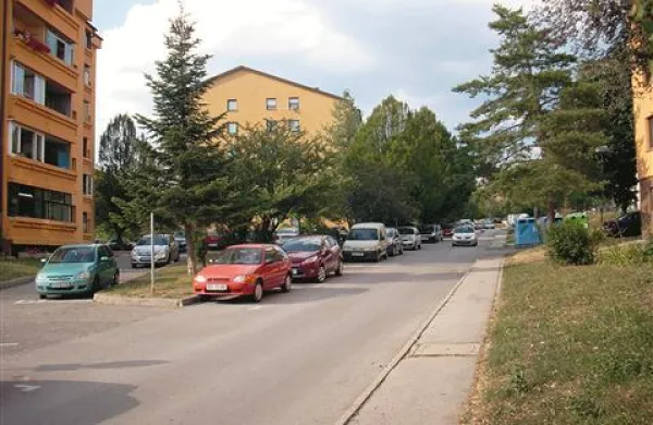 Na Pivški (na fotografiji) in Pretnarjevi ulici vozniki  radi parkirajo malce po domače, s čimer pa onemogočajo dostop intervencijskih vozil
