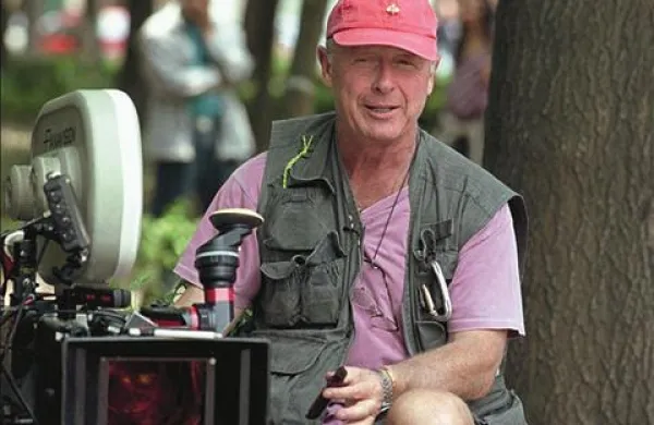 Tony Scott, režiser uspešnic kot so Top Gun, Dnevi grmenja in Policaj z Beverly Hillsa 2, je v nedeljo po prvih domnevah storil samomor