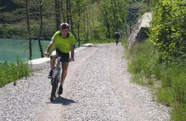 Ministrstvo za gospodarski razvoj in tehnologijo je izdalo odločbo o dodelitvi denarja za izgradnjo 9,27 kilometra dolgega odseka dvosmerne kolesarske steze med Solkanom in Plavami