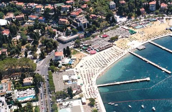 Portoroški letalci so v soboto, 11. avgusta, okrog 11. ure, preletavali  tudi nebo nad portoroško plažo in s posnetka je razvidno, da je ta prej kot ne samevala 