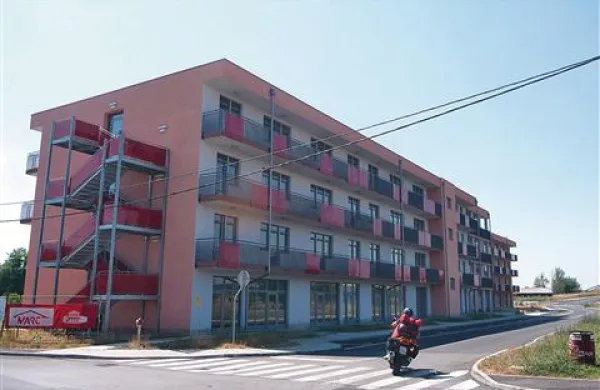 Občina in podjetje Marc sta se po enem letu le uspela dogovoriti, koliko je sploh vreden že dolgo prazni dom upokojencev. Ločitev, skupaj za delitvijo premoženja in izstopom iz zavoda, je nekoliko bližja. 