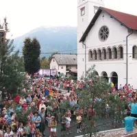 Rekordne Kmečke igre so se zgnetle  v center vasi   med obnovljeno cerkev in razpadajoči zadružni dom
