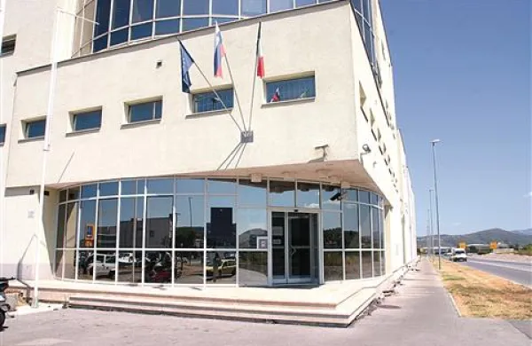 V javnosti se pojavljajo (ne)resna namigovanja, da bo zaradi posedanja pločnika okoli zapora nekega dne v zidu zapora zazijala luknja