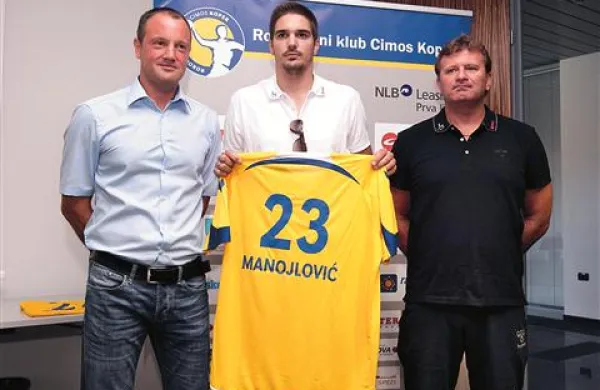 Z leve: direktor kluba Aleš Koršič, novinec Nikola Manojlović in trener Fredi Radojković