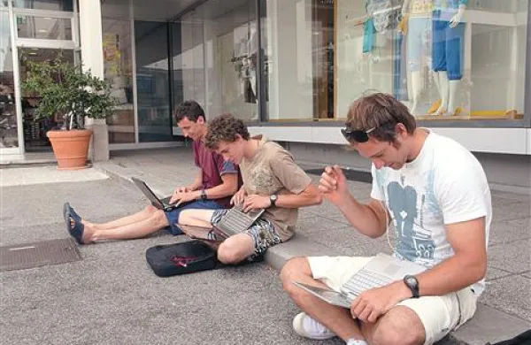 Generacije mladih so vse manj vešče sproščenih pogovorov v živo, saj so zasvojeni s spletom, ki je med mlajšimi najstniki tudi način za zastraševanje in izsiljevanje vrstnikov  