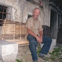 Rudi Cencič (na  edini  klopi stonewood) se z nasveti rad smuka med mlajšimi in  sodeluje pri      obnovi starih poti