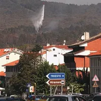 Požar &scaron;e vedno vztraja