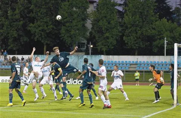 Nogometaši Luke Koper (v belih dresih) so pred dvema letoma namučili Dinamo