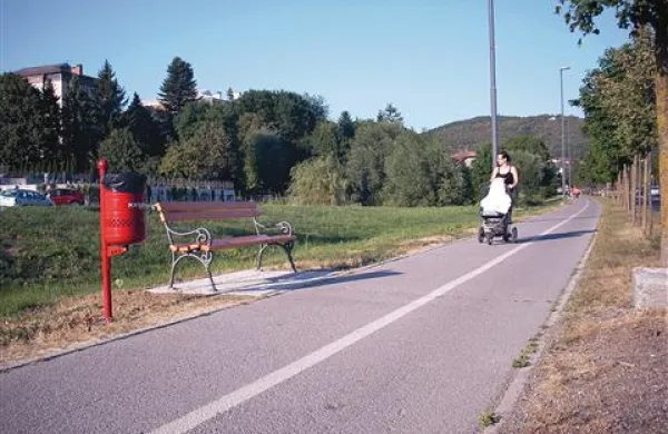 Občina je prisluhnila pobudi občana, ki je zaprosil, da ob vse bolj obljudeno promenado postavijo koše za odlaganje smeti in klopi