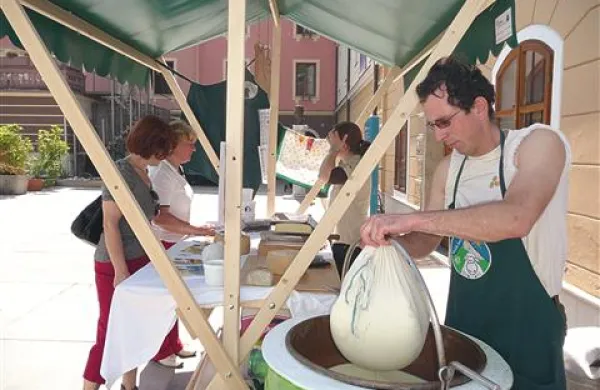 Urban Škander je s promocijo izdelovanja bovškega sira prisoten na vseh posoških eko  praznikih, kjer ves ponujen sir tudi proda. Cena ovčjega sira je enkrat višja od cene  kravjega sira in dosega od 16 do 22 evrov. 