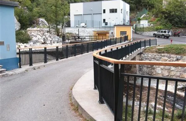 V okviru obnove ceste vzdolž Hublja je podjetje Petrič po naročilu občine v minulih dneh  zamenjalo ograjo in na most namestilo  trdnejšo, kovinsko