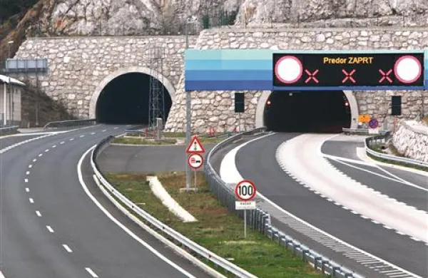 Strokovnjaki strojne fakultete so ugotovili, da bi v sedanje niše lahko postavili štirimetrske naletne mehove, v novem predoru Markovec pa bodo ti mehovi dolgi osem metrov