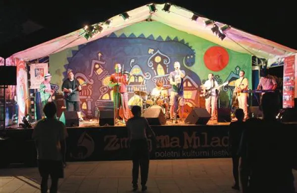  Zmaj 'ma mlade se je začel s srbskimi Neozbiljnimi pesimisti, danes pa se nadaljuje z ustvarjalno delavnico in gledališko predstavo