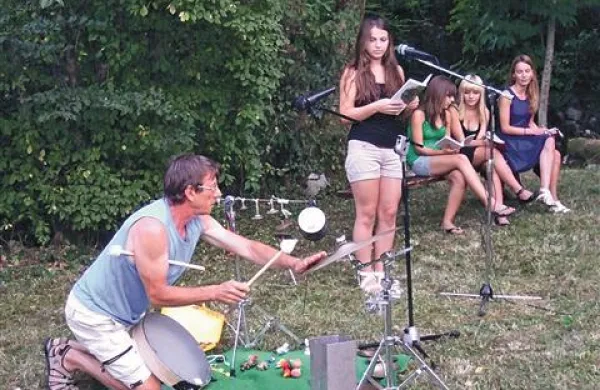  Volčanke iz haikujevske pesniške delavnice  je zvočno spremljal tolkalec in bobnar Zlatko Kaučič