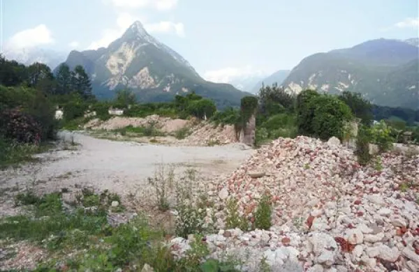 Nesojeno turistično območje Žaršče, s katerim so dokapitalizirali ATC Kanin, sameva pod ruševinami nekdanje vojašnice. Ali bodo posle v zvezi z njim vzeli pod drobnogled revizorji računskega sodišča, še ni znano. 