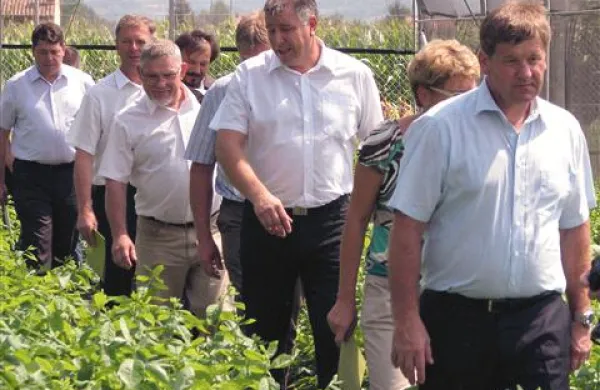 Minister Bogovič si je  ogledal tudi sodobno urejeno namakanje drevesnice v Biljah