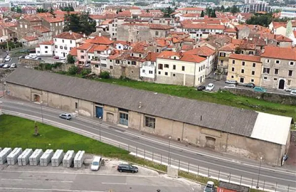 Na seznamu javne dražbe je bilo tudi skladišče Libertas tik ob koprskem pristanišču