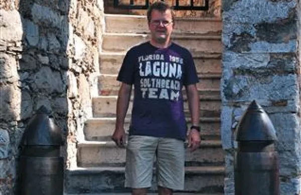 Srečko Rože pred vhodom v vojaški muzej Tabor v Lokvi
