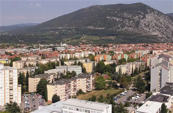 Stanovanjski sklad že dve leti ne gradi, pač pa kupuje stanovanja. Letos naj bi jih kvečjemu deset. Na neprofitni listi pa čaka približno 170 prosilcev. 