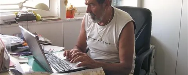 Remigio Grižonič v svojem delovnem kotičku 