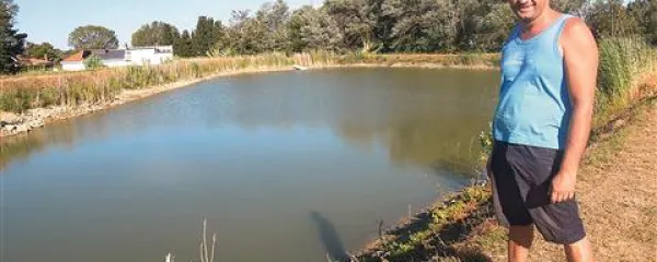 Robert Zelenjak ob zadrževalniku deževnice v Lazaretu, velikem 12.000 kubičnih metrov