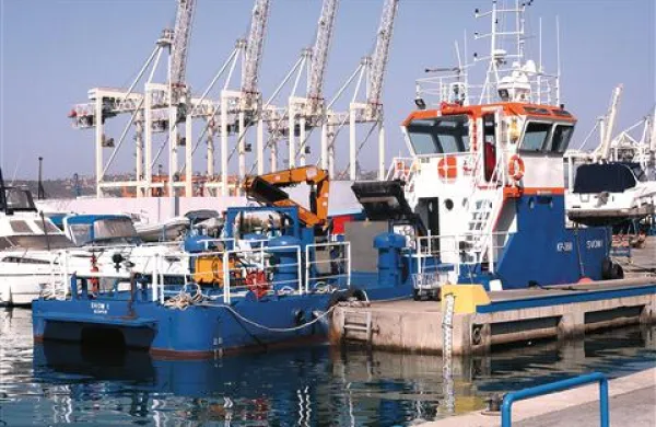 Ekološko plovilo SVOM 1 še nima priveza, začasno je privezano  v koprski marini