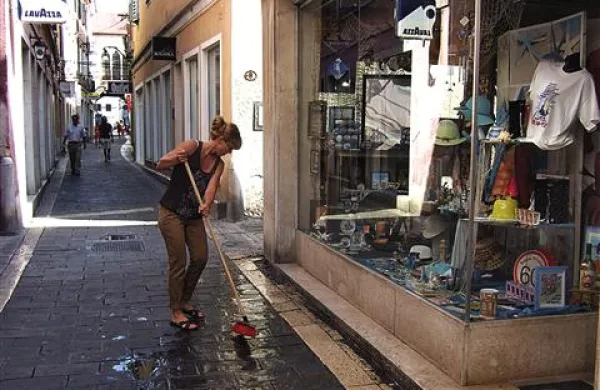 Ker koprska Komunala zaradi varčevanja z vodo ulic ne pere, jih nekateri  čistijo sami  
