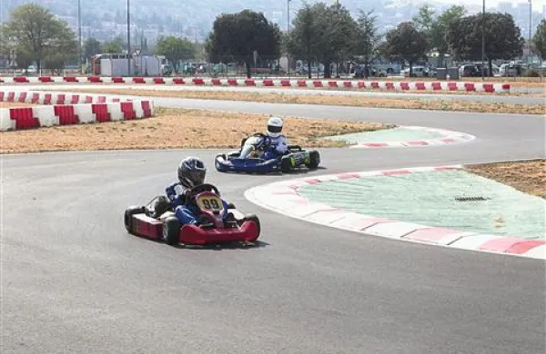 Po treh letih se lahko navdušeni kartisti znova podijo na koprski karting stezi