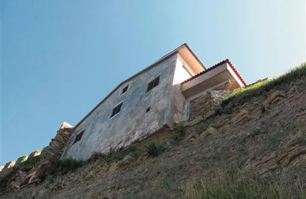 Pogled na župnišče s plaže 25 metrov niže   