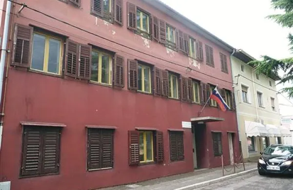 Dotrajan vrtec v Solkanu, kamor starši vodijo otroke v varstvo že več kot sto let, bodo jeseni  začeli obnavljati