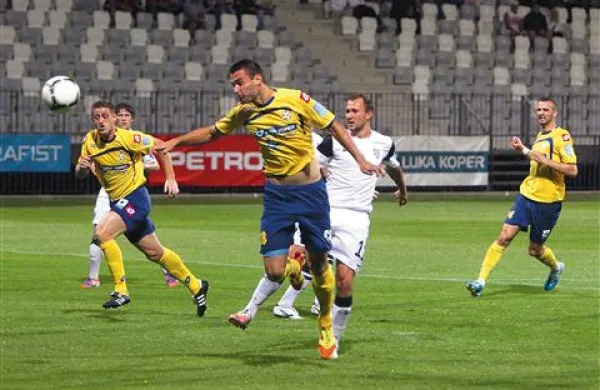 Doslej so za koprske zadetke skrbeli zvezni ali obrambni igralci. Tudi ob prebujenju napadalne vrste je padel gol iz tretje vrste - tako je zadel centralni branilec  Bojan Đukić.
