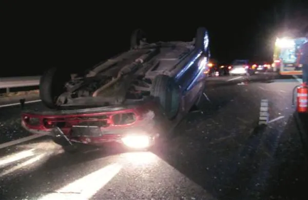 V prevrnjeni rdeči clio voznice iz okolice Vipave sta se zaletela še dva voznika